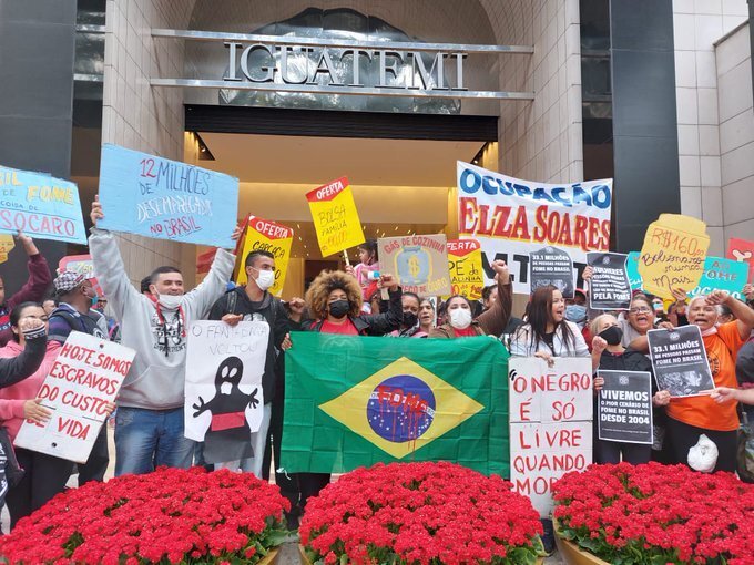 Manifestantes do MTST invadem shopping em protesto contra o aumento da fome