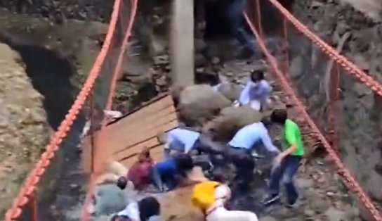 Durante inauguração, ponte cai e deixa oito feridos; prefeito e vereadores da cidade estão entre as vítimas