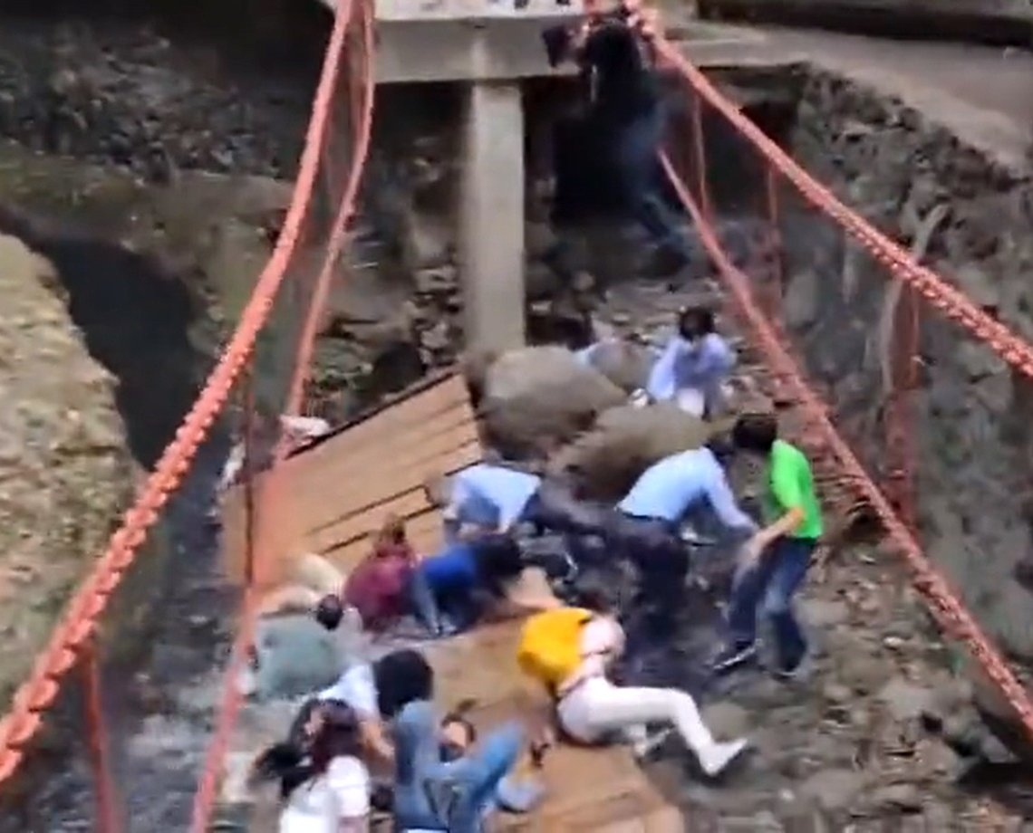 Durante inauguração, ponte cai e deixa oito feridos; prefeito e vereadores da cidade estão entre as vítimas