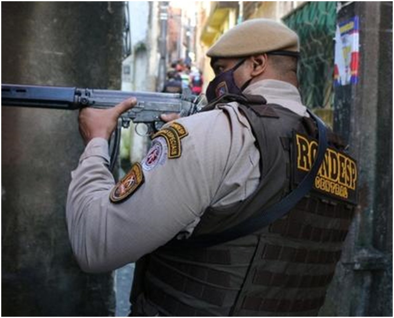 Três suspeitos são presos após fazerem mulher refém durante fuga da polícia no bairro de Tancredo Neves 