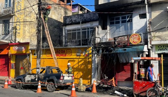 Tensão no bairro do Uruguai! Fogo na rede de energia elétrica queima casa, destrói carro e assusta moradores 