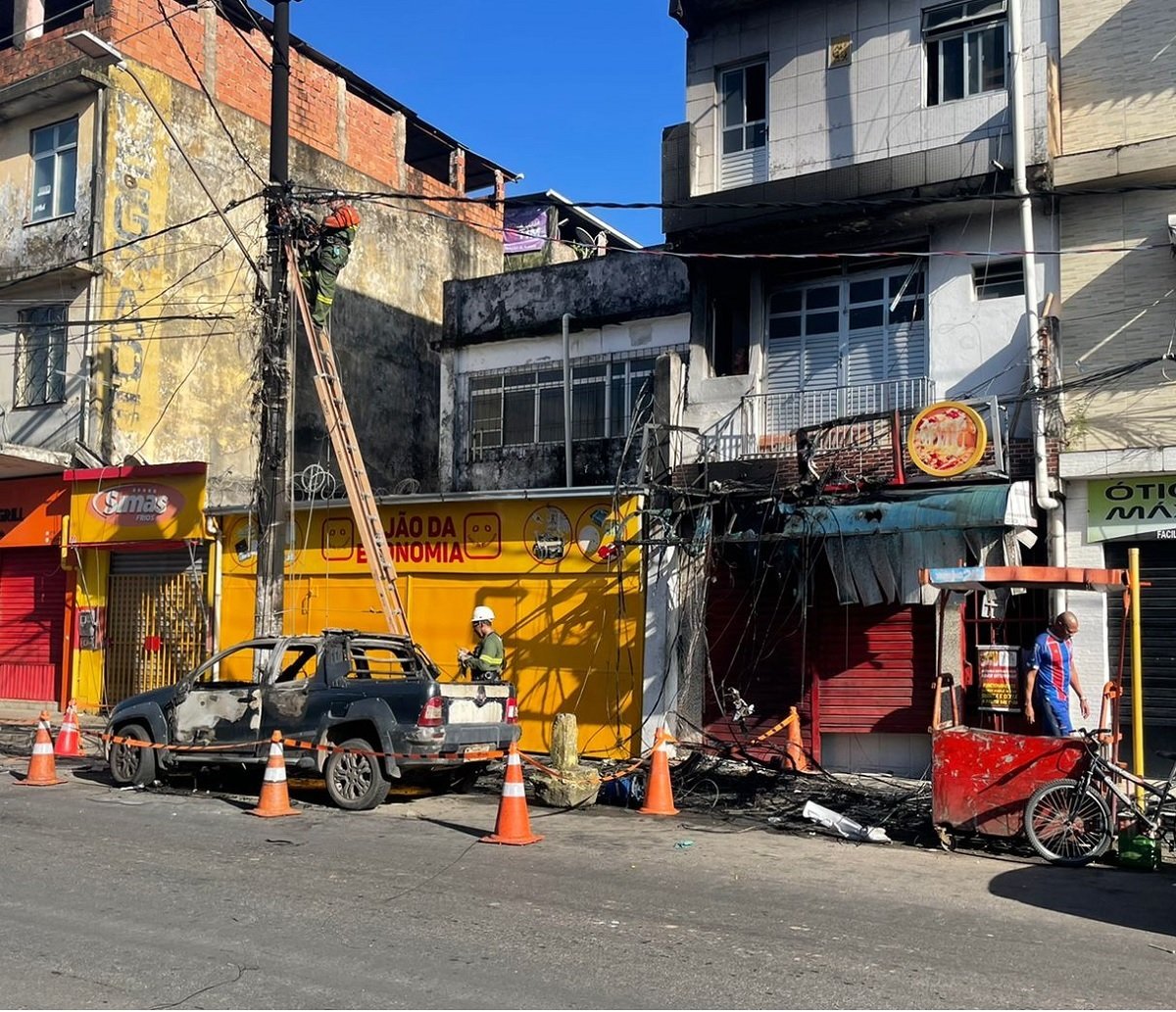 Tensão no bairro do Uruguai! Fogo na rede de energia elétrica queima casa, destrói carro e assusta moradores 