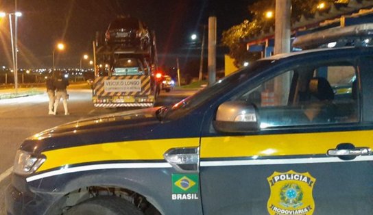 Carro roubado é encontrado dentro de caminhão cegonha em Feira de Santana