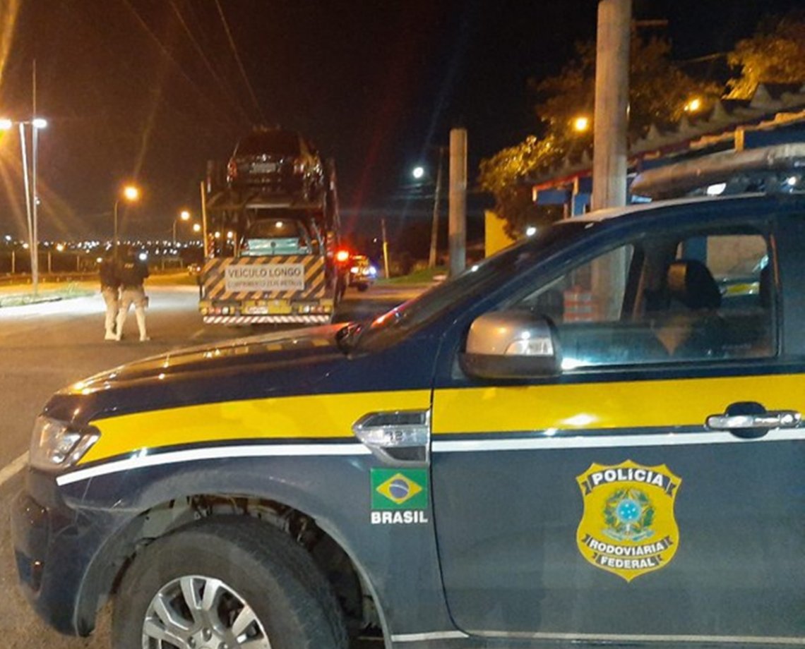 Carro roubado é encontrado dentro de caminhão cegonha em Feira de Santana