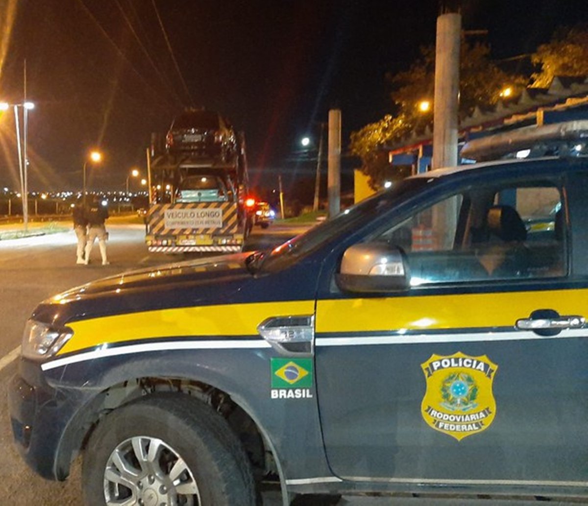 Carro roubado é encontrado dentro de caminhão cegonha em Feira de Santana