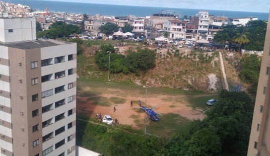 Pela terra e pelo ar: com apoio de helicóptero Graer, polícia persegue assaltantes de carro na região do Imbuí; vídeo