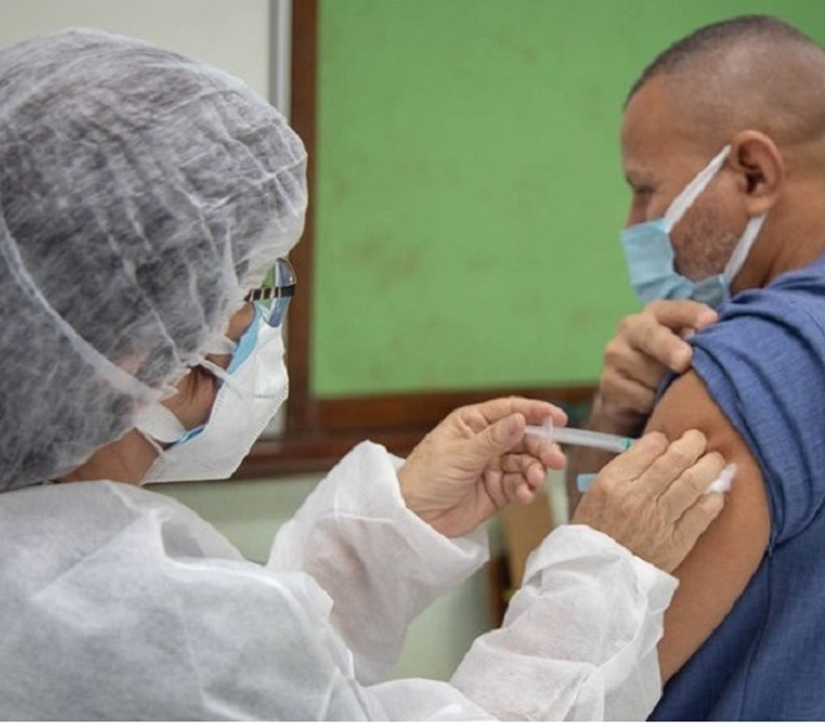 Começa a aplicação da 4ª dose da vacina contra a Covid-19 para pessoas com 50 anos ou mais, em Salvador