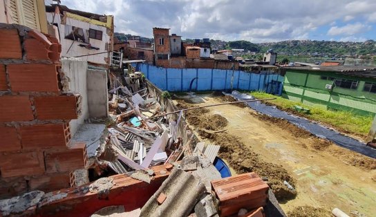 Moradores temem mais desabamentos 15 dias após casas cederem por obra em escola de Plataforma    