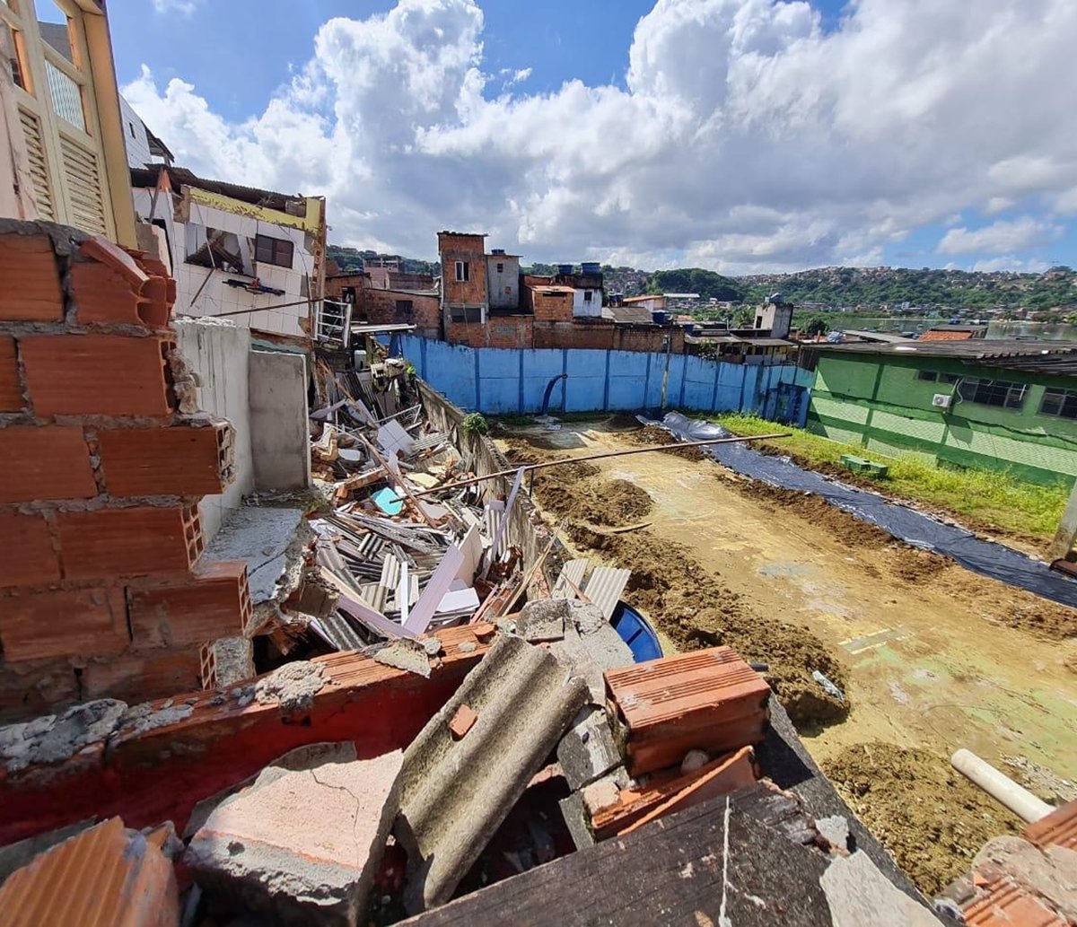 Moradores temem mais desabamentos 15 dias após casas cederem por obra em escola de Plataforma    