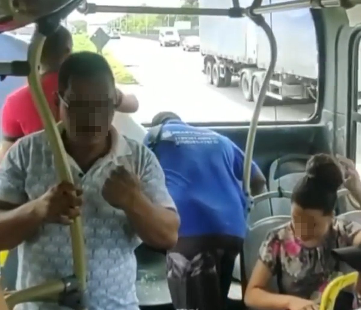 Um dia antes do aumento na tarifa das passagens, vidro de ônibus estilhaça e machuca passageiros na RMS 