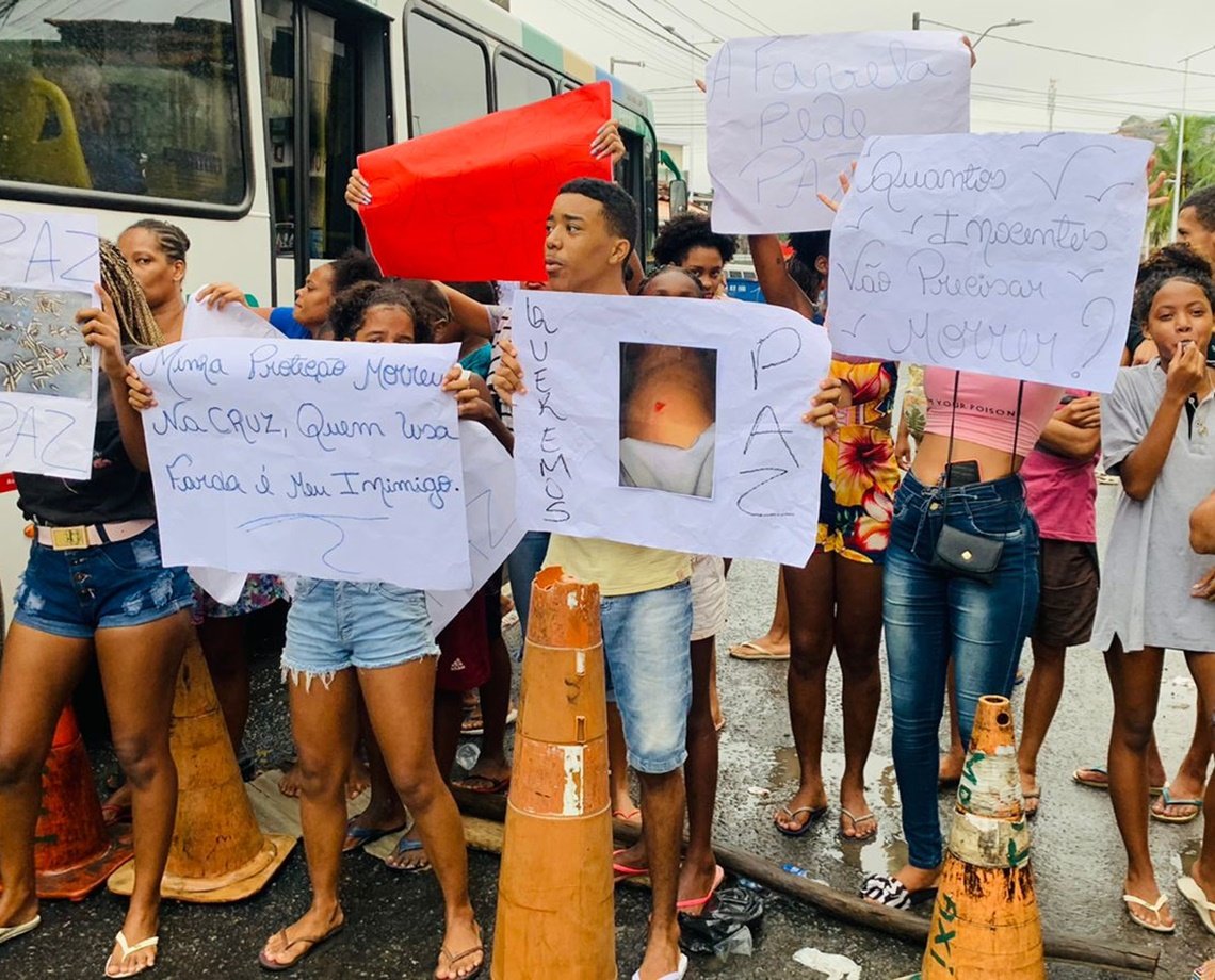 Moradores do Cabula fecham Edgar Santos reclamando de truculência da polícia