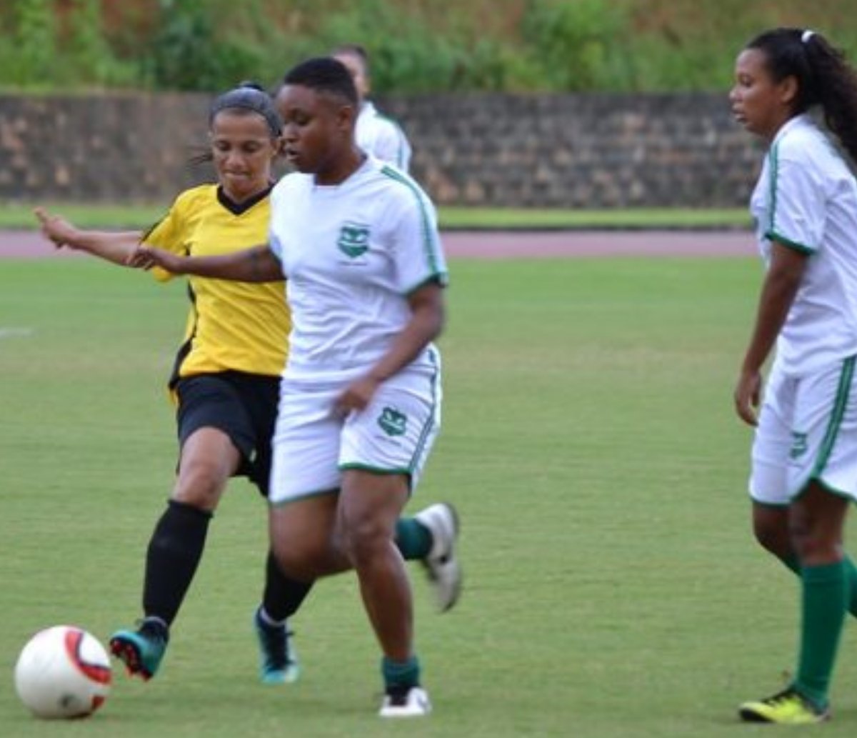 Times femininos de futebol estreiam nesta segunda no estádio Pituaçu 