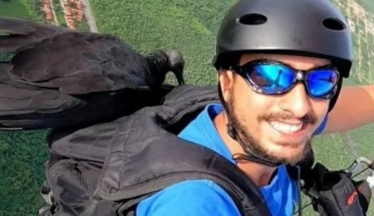 Piloto de parapente viraliza quando seu urubu 'de estimação' o reconhece e pega carona em voo; veja vídeo 