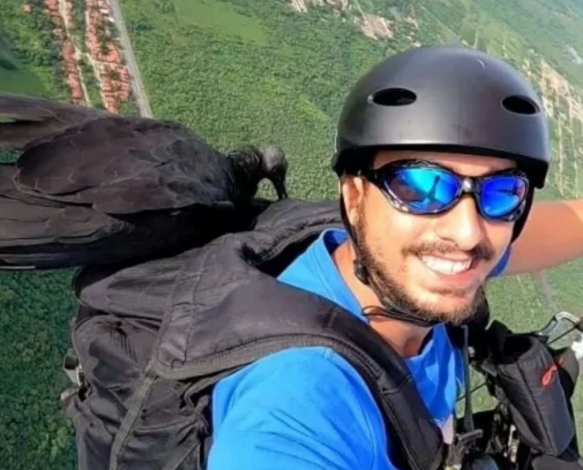 Piloto de parapente viraliza quando seu urubu 'de estimação' o reconhece e pega carona em voo; veja vídeo 