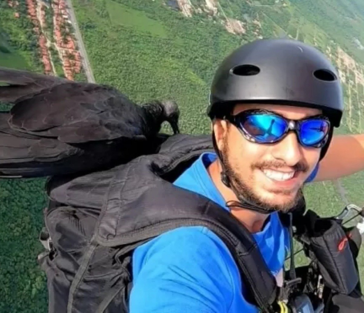 Piloto de parapente viraliza quando seu urubu 'de estimação' o reconhece e pega carona em voo; veja vídeo 