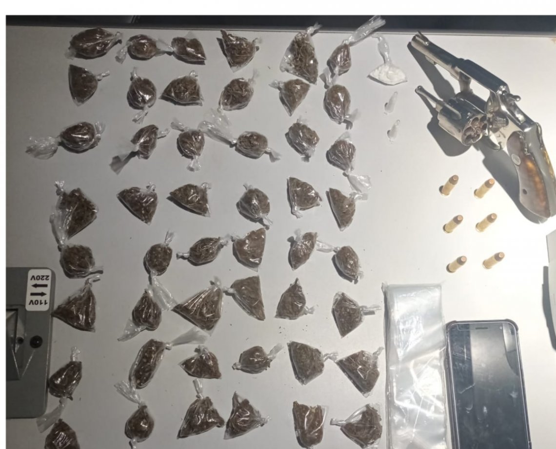 Suspeito de assaltar loja tenta fugir, mas é encontrado com drogas na Região Metropolitana de Salvador