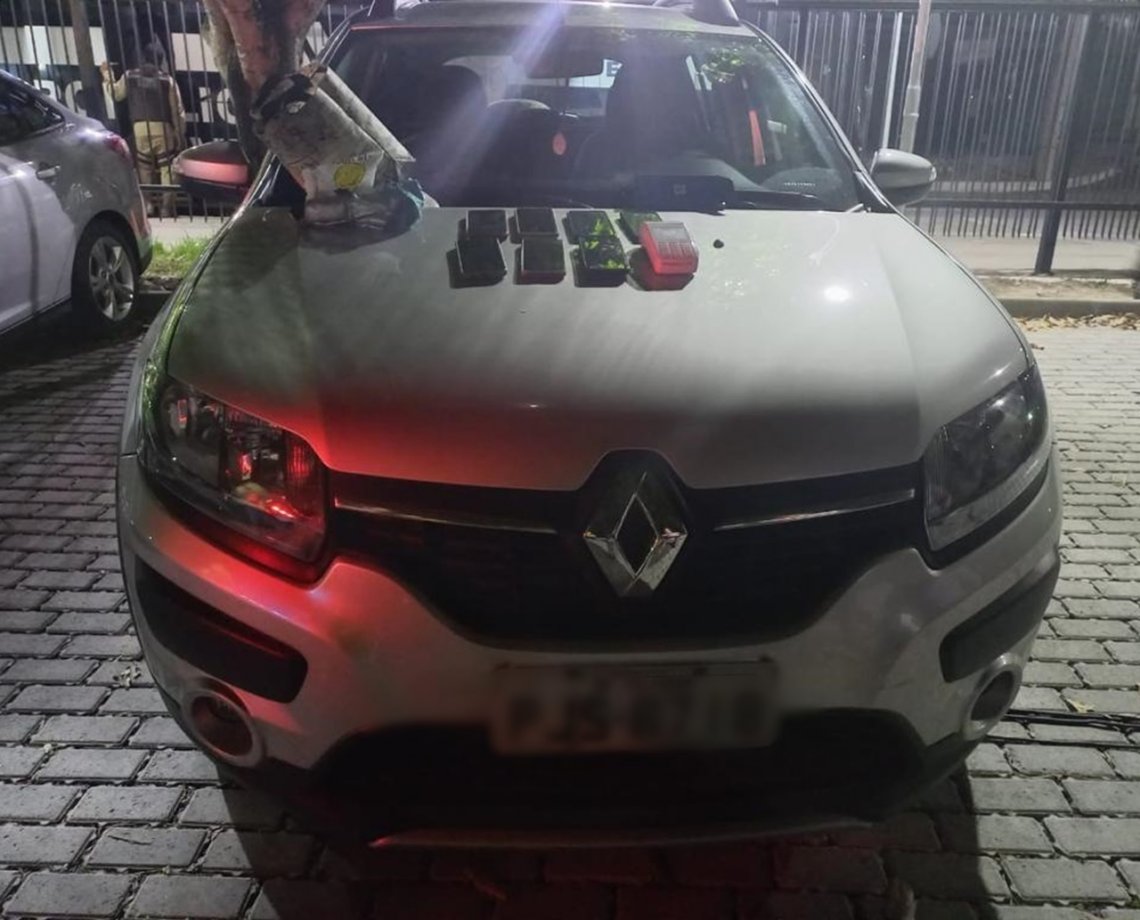 Camaçari: polícia apreende carro e moto utilizados por trio em assaltos; suspeitos fugiram