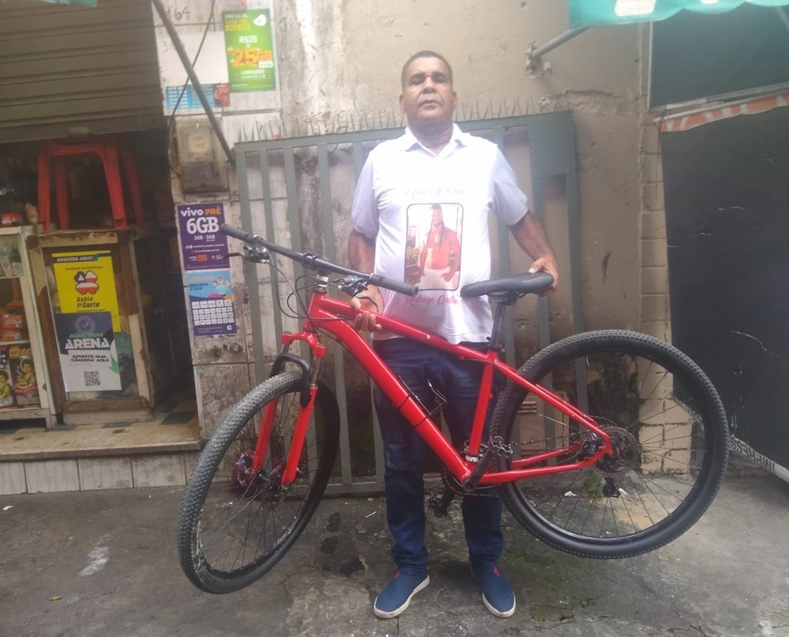 "Morreu por 300 reais": pai de Rodrigo, jovem assassinado no Dique, recupera bicicleta do filho