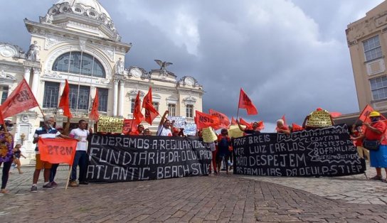 Em frente à prefeiura, integrantes do MSTS protestam para não deixar prédio no Costa Azul; "o pessoal é unido"