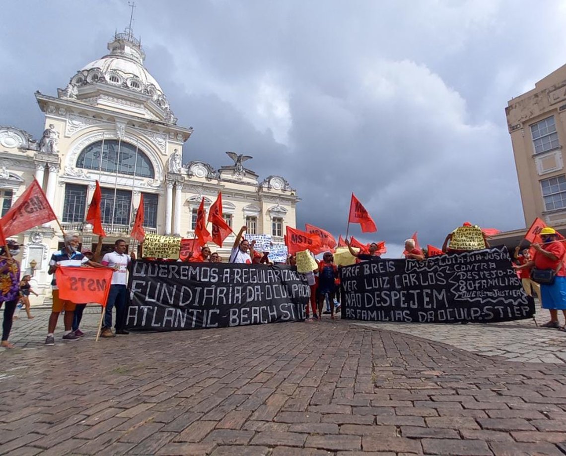 Em frente à prefeiura, integrantes do MSTS protestam para não deixar prédio no Costa Azul; "o pessoal é unido"