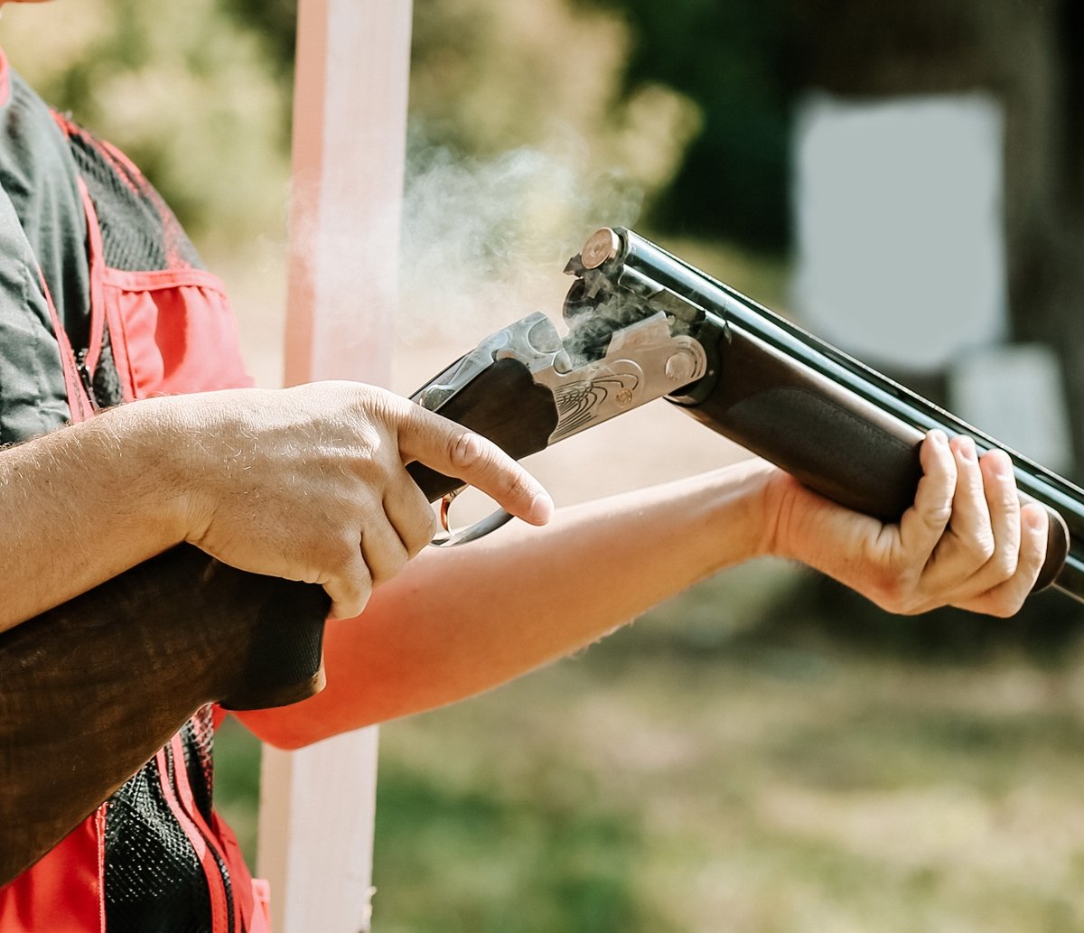 Tragédia: menino de 8 anos mata irmão por acidente após mexer em arma do pai no interior da Bahia