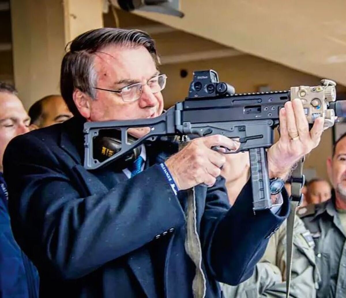 Bolsonaro compara passagem bíblica a porte de armas de fogo e dispara "Jesus teria comprado uma" 