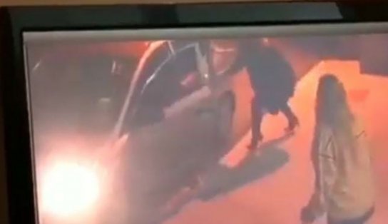 Câmera de segurança flagra roubo de carro com criança dentro; veja vídeo