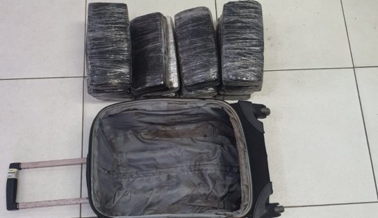 Foragida da Justiça, mulher é encontrada na Rodoviária de Salvador com maconha escondida em mala 