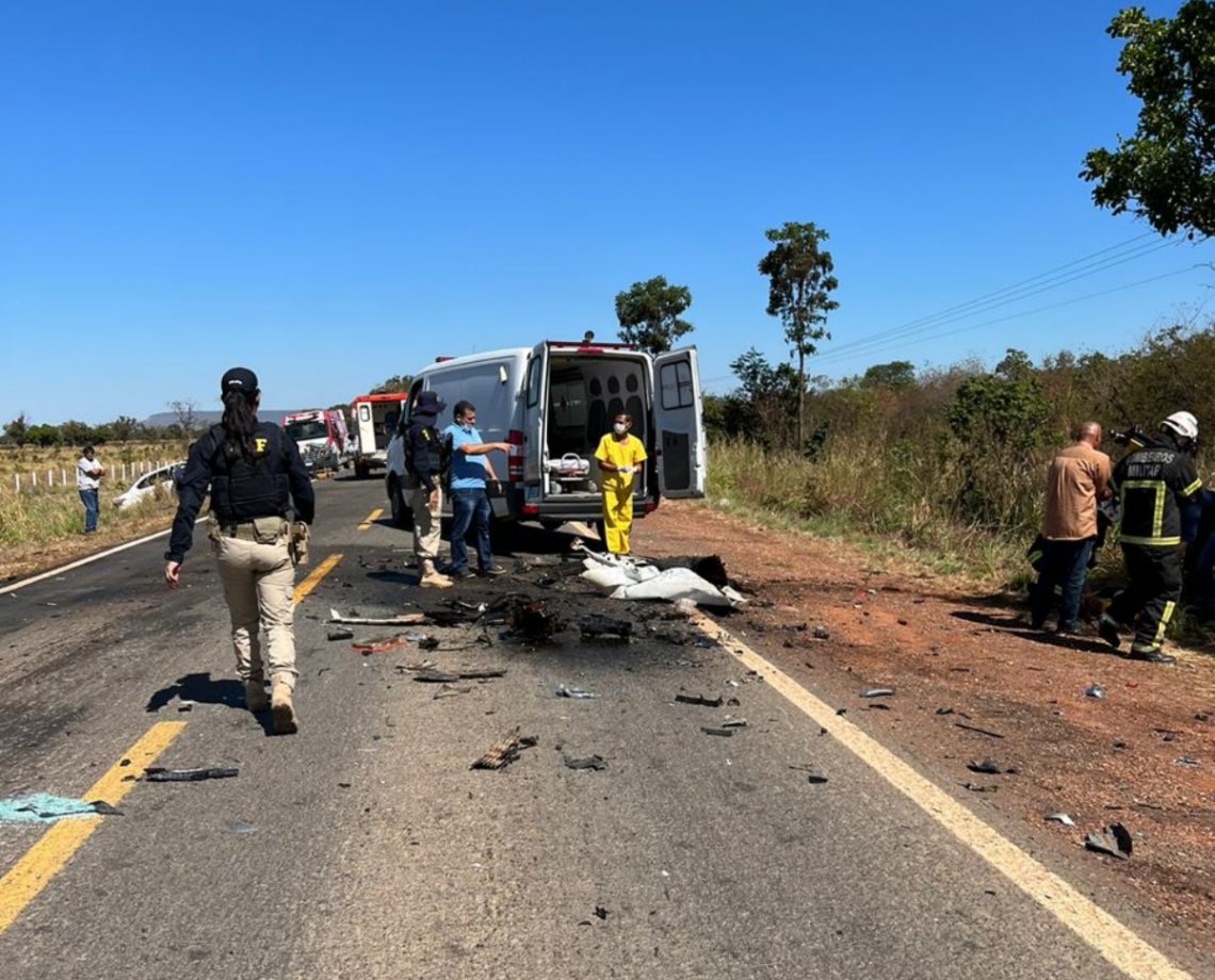 Colisão entre carros de passeio deixa bebê morto e seis feridos no interior da Bahia