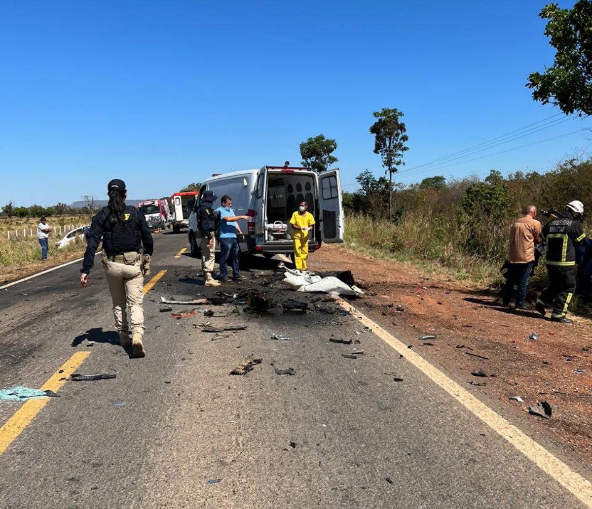 Colisão entre carros de passeio deixa bebê morto e seis feridos no interior da Bahia 