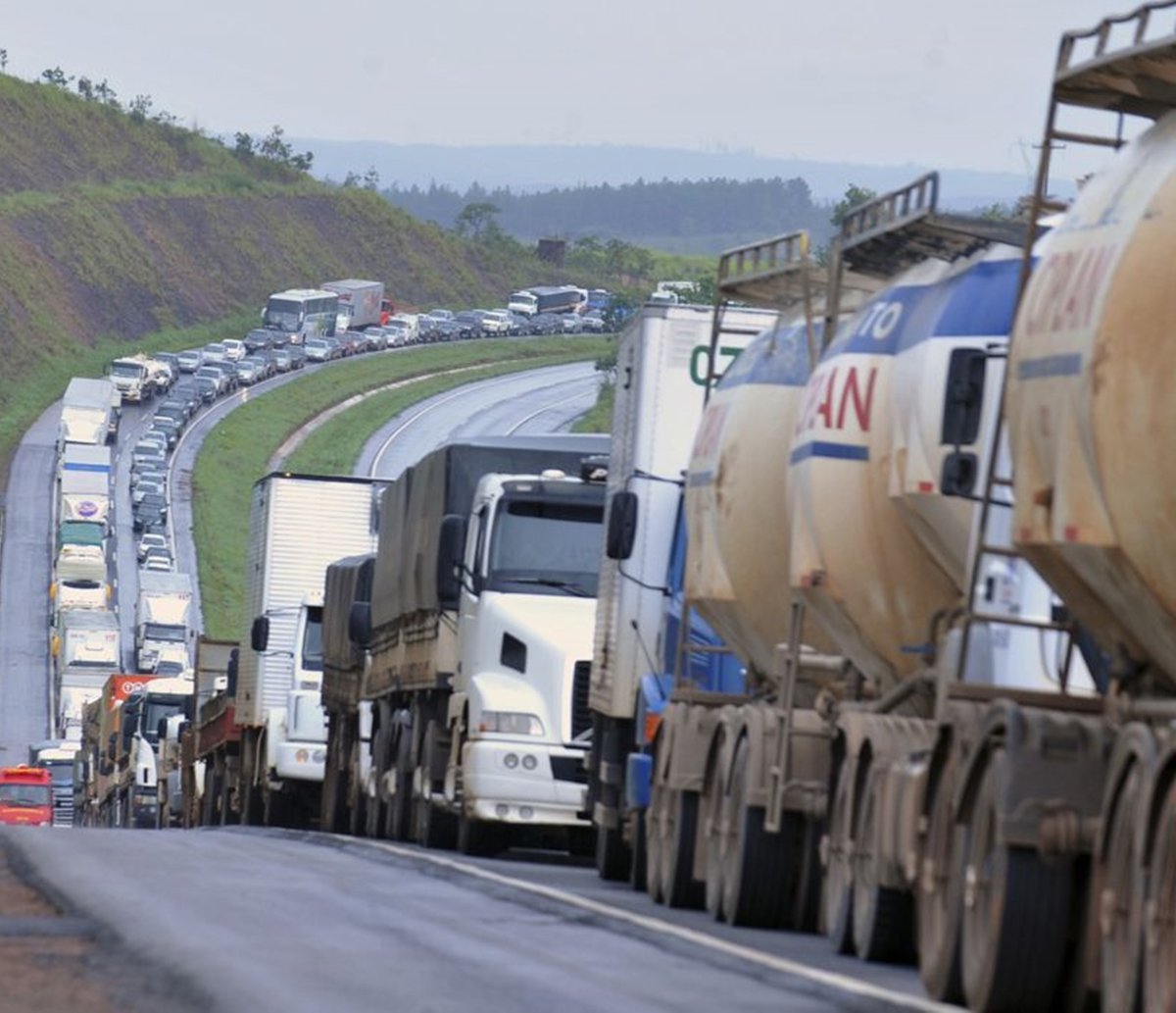 Após alta do diesel, líder dos caminhoneiros cobra Bolsonaro e fala em greve: "é o mais provável"