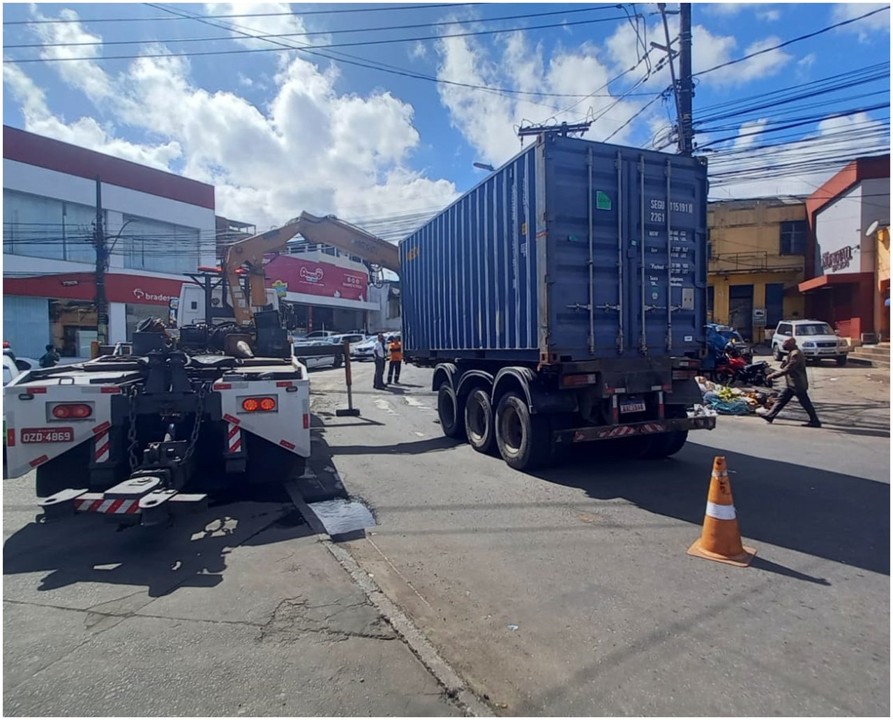 Caminhão quebrado deixa trânsito intenso na região do Largo do Tanque, em Salvador