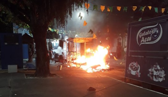 Botijão de gás pega fogo e chamas destroem Food Truck, no Largo da Lapinha; veja vídeo 