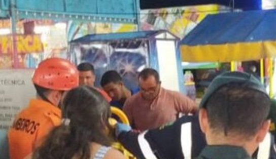 Criança e adolescente caem de roda gigante em parque de diversões; outro menino teria ficado pendurado