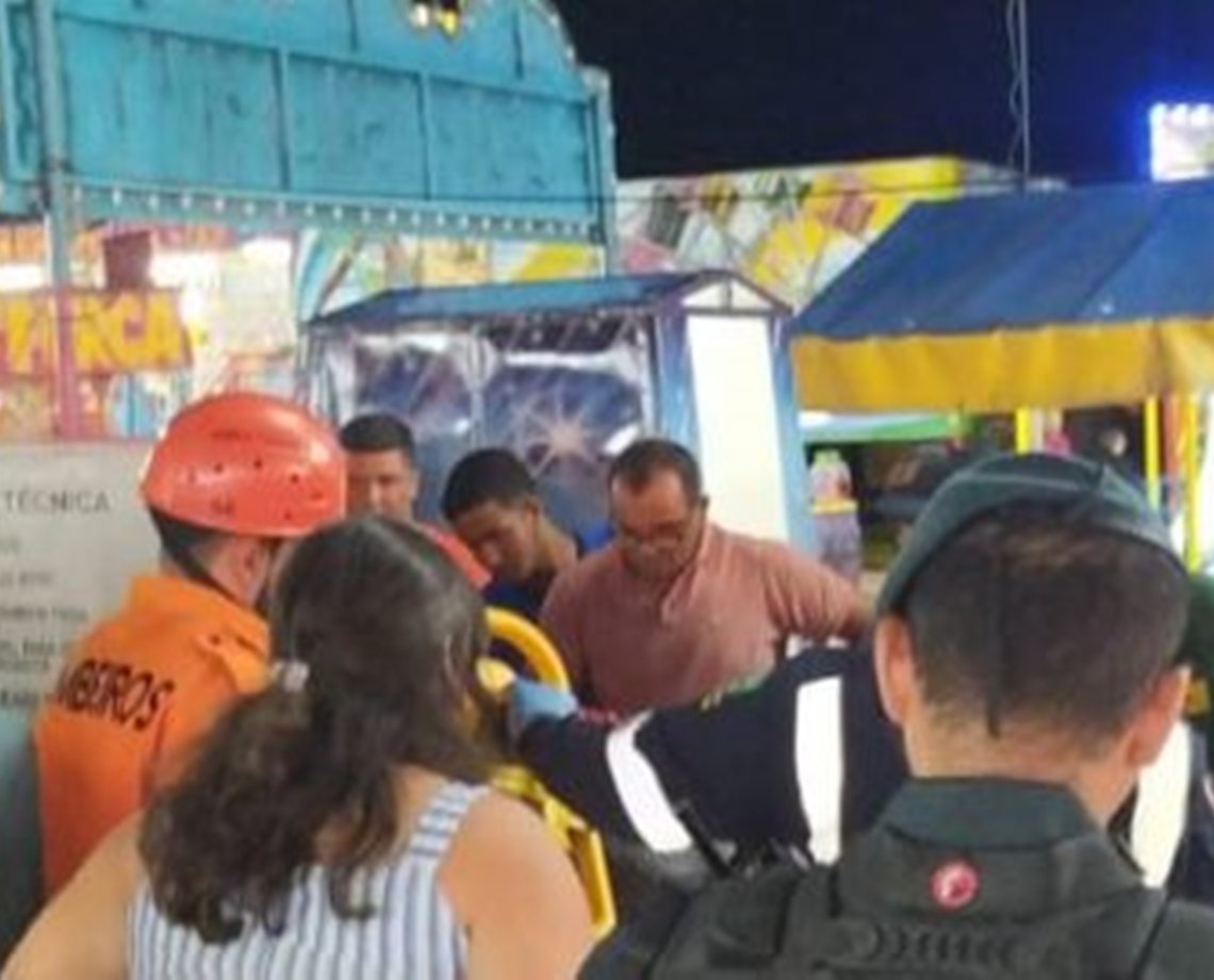 Criança e adolescente caem de roda gigante em parque de diversões; outro menino teria ficado pendurado