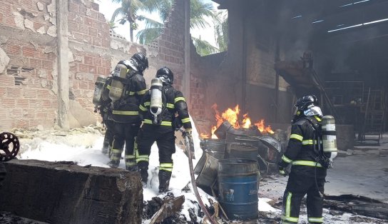 VÍDEO: Galpão pega fogo em Simões Filho e deixa três pessoas feridas