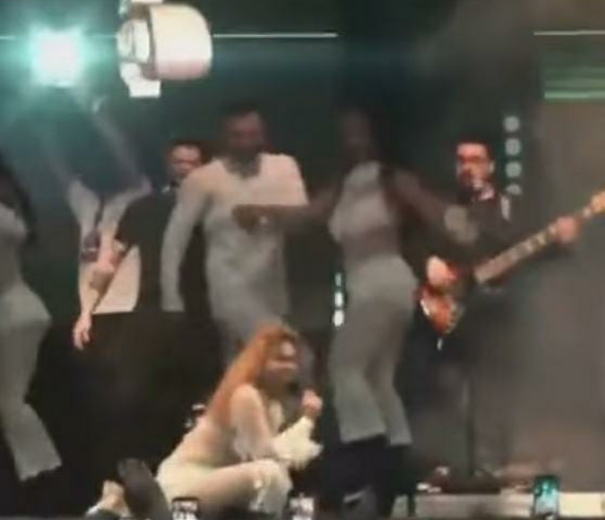 Joelma e bailarina caem no palco durante show no interior da Bahia; "Dia mundial da queda", brinca cantora