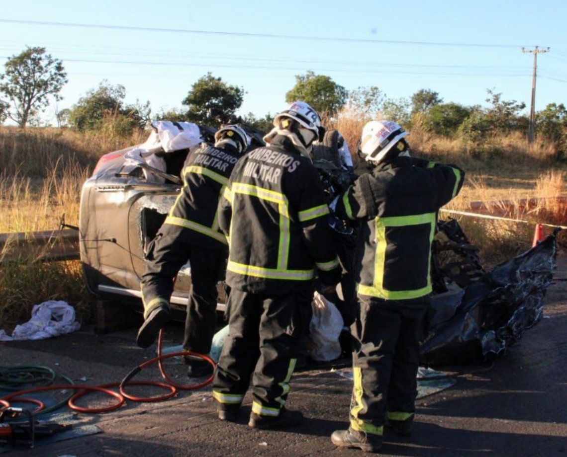 Bombeiros baianos resgatam colega que sofreu acidente na BR-242, em Goiás