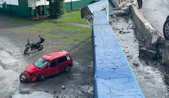 Motorista perde controle da direção e carro acaba caindo de viaduto, em Salvador; veja vídeo