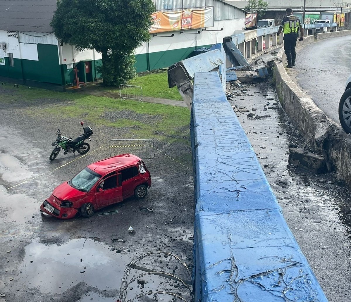 Motorista perde controle da direção e carro acaba caindo de viaduto, em Salvador; veja vídeo