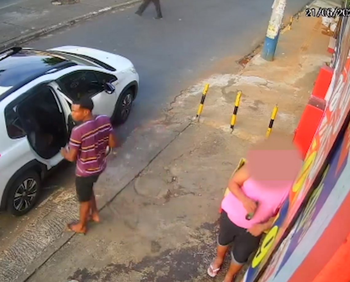 Homem é abordado com arma de fogo e perde pertences, mas continua tomando sua "cervejinha" em Salvador; veja vídeo 