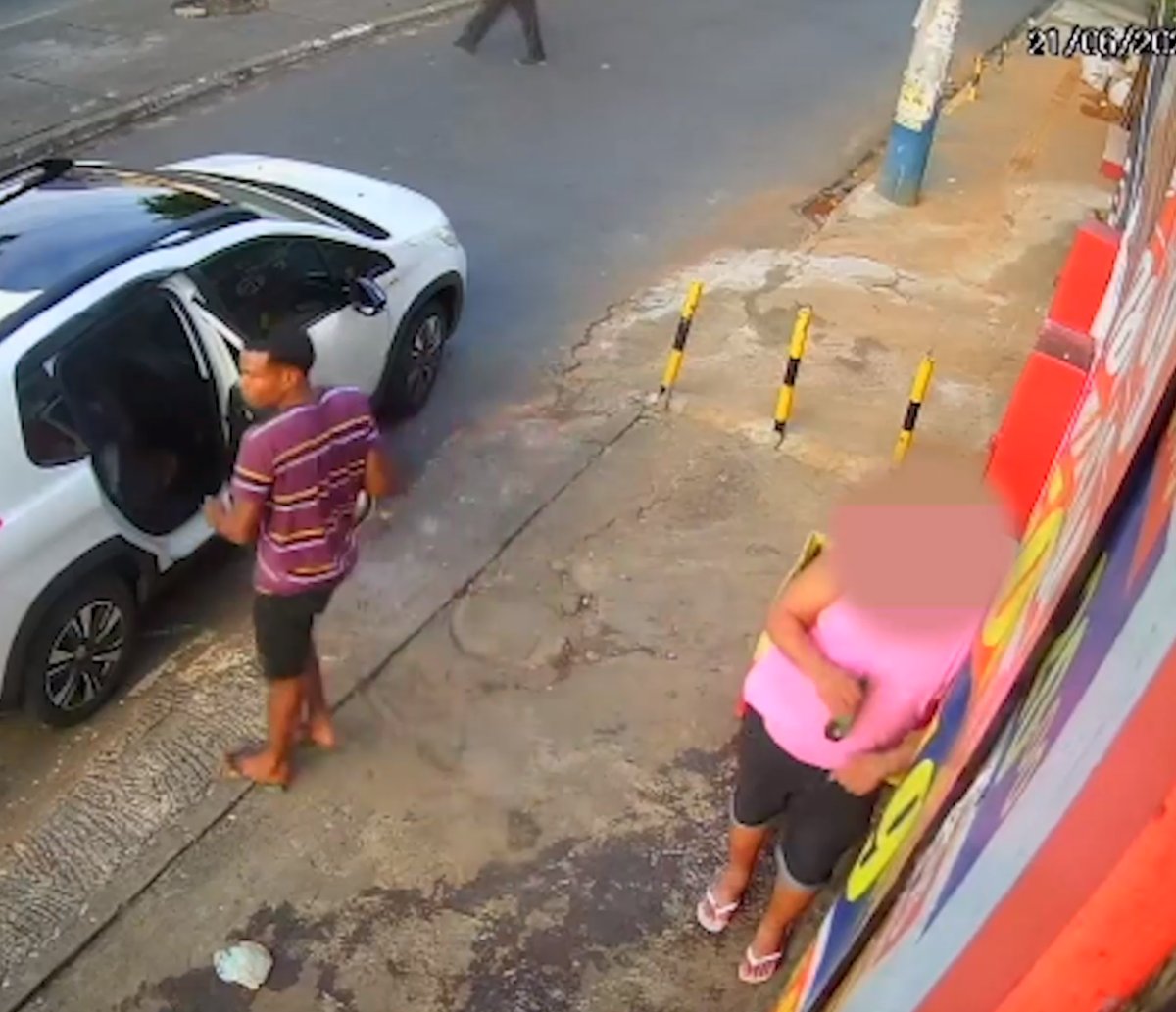 Homem é abordado com arma de fogo e perde pertences, mas continua tomando sua "cervejinha" em Salvador; veja vídeo 