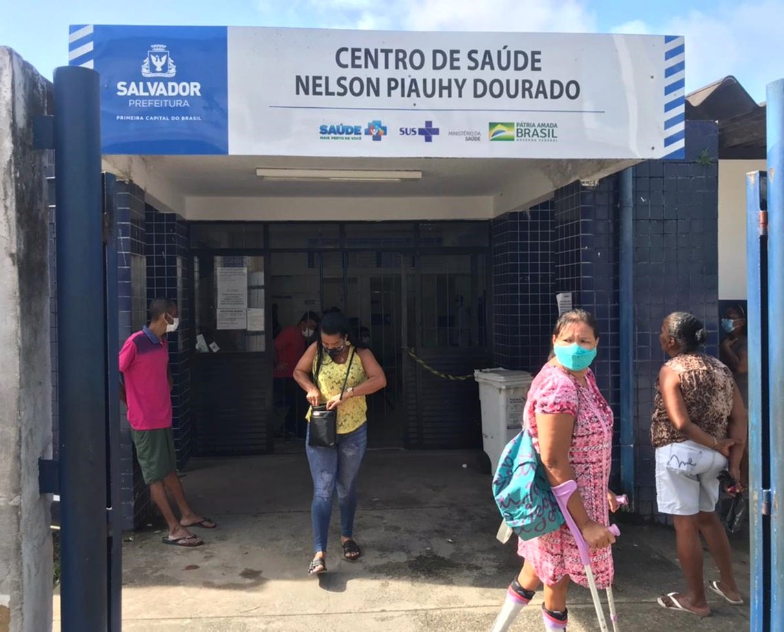 Suposto integrante do tráfico ameaça servidor após ser proibido de entrar em unidade de saúde sem máscara em Salvador