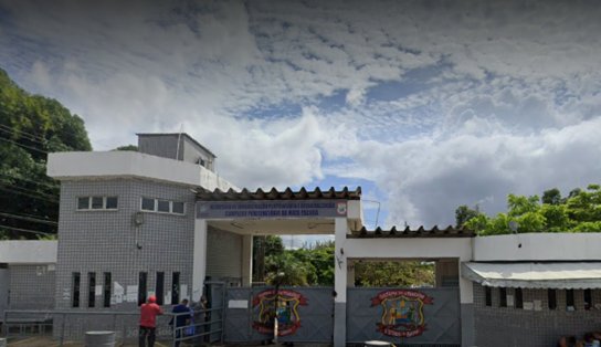 Polícia apreende sacola que seria arremessada para dentro da Penitenciária Lemos Brito, em Salvador