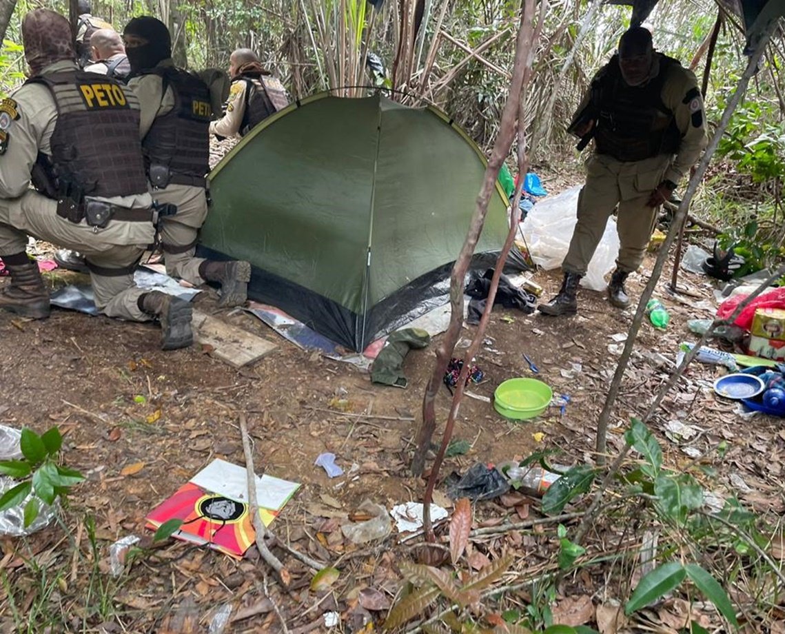 Grávida e homem são sequestrados por grupo armado e levados para matagal; quatro suspeitos morreram