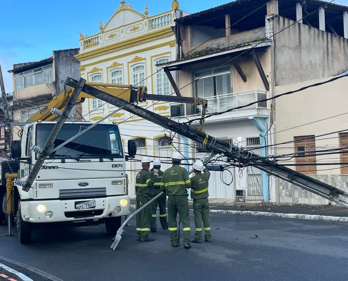 Queda de poste deixa moradores da Ribeira sem energia elétrica: "teve um estrondo"