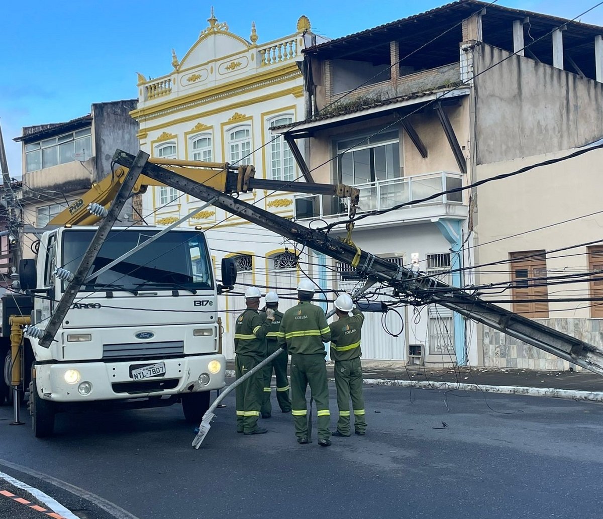 Queda de poste deixa moradores da Ribeira sem energia elétrica: "teve um estrondo"