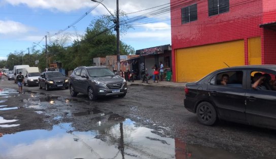 Buracos na Estrada do Derba facilitam assaltos na rodovia e motoristas contabilizam prejuízos; "falta de respeito"  