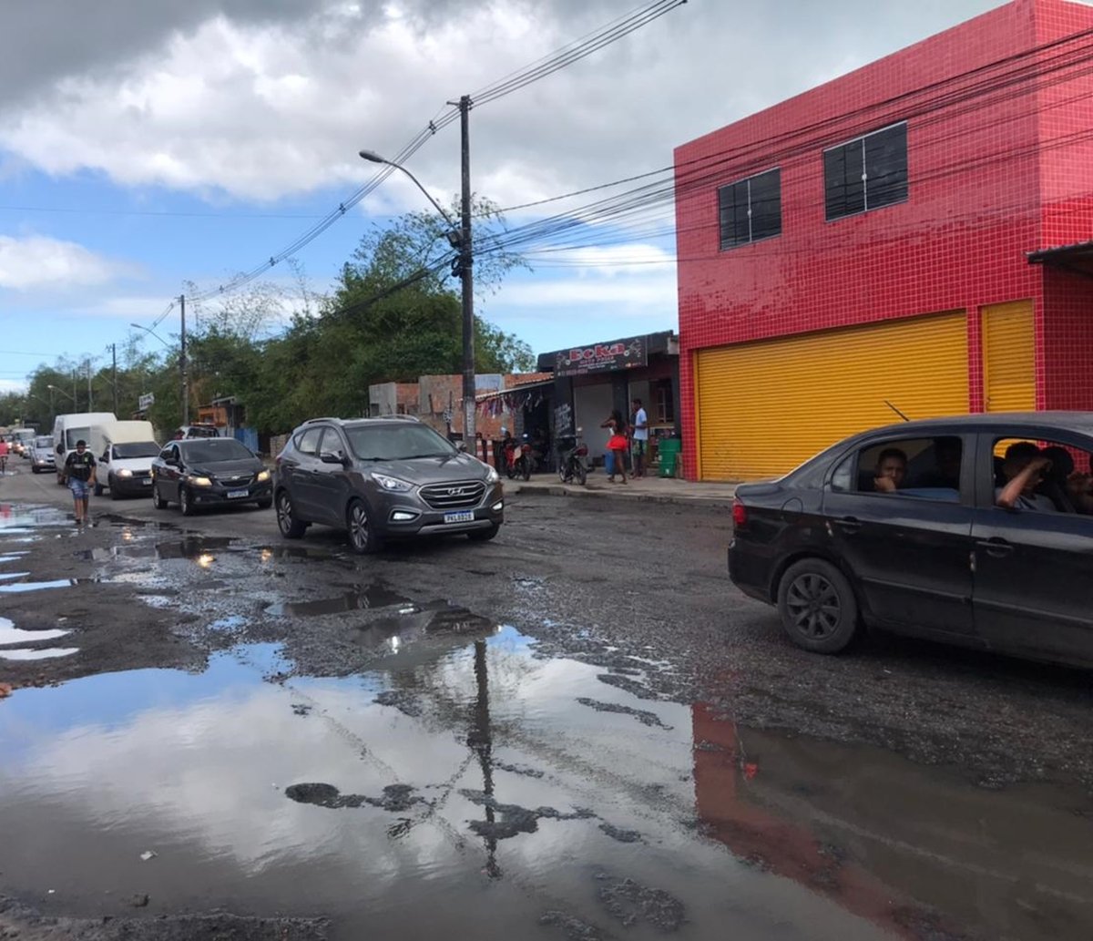 Buracos na Estrada do Derba facilitam assaltos na rodovia e motoristas contabilizam prejuízos; "falta de respeito"  