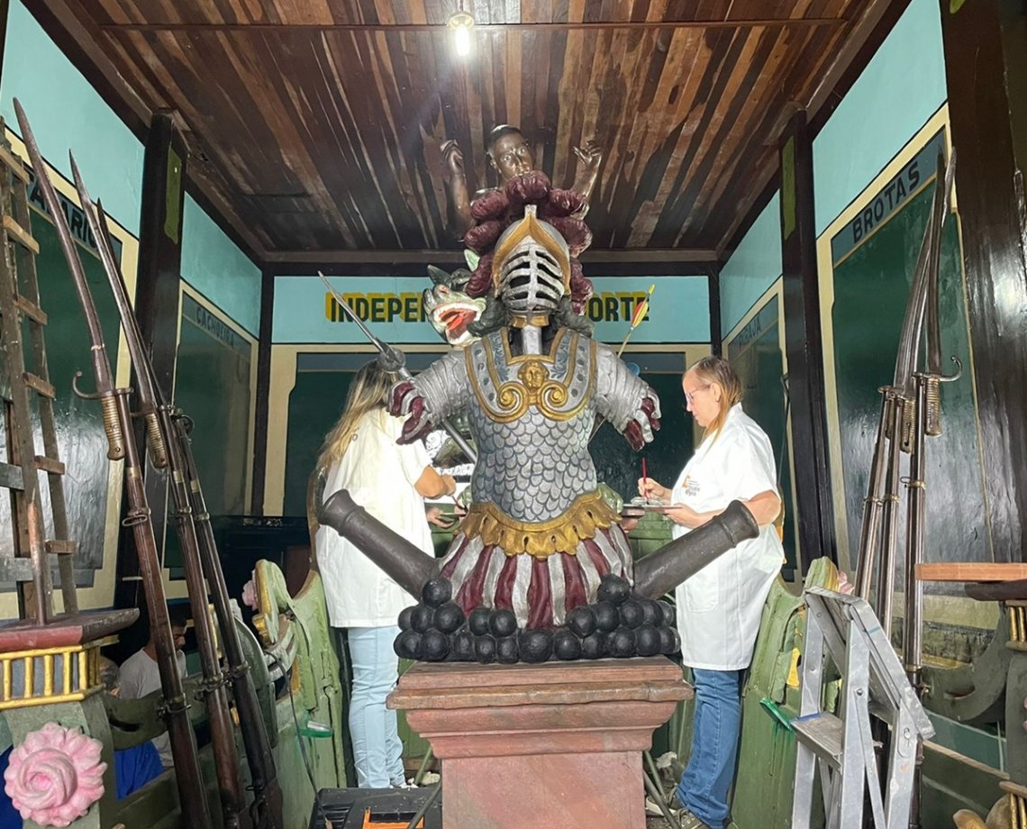 Caboclo e Cabocla, importantes figuras do 2 de Julho, passam por últimos detalhes para participação do desfile